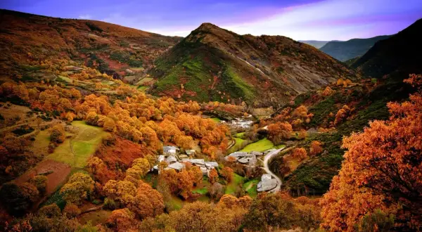 Un pueblo en la Serra do Courel, envuelto en los ocres del otoño, bajo un cielo violáceo.