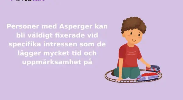 Pojke med Asperger leker med tåg. Hans intensiva fokus på intressen kan ibland uppfattas som socialt inkompetent.