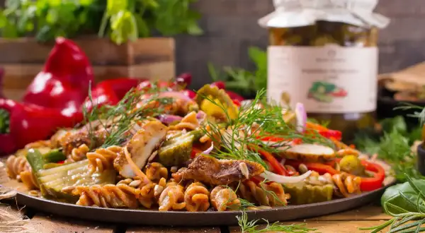 Perfekcyjna sałatka z penne i kurczakiem: przepis na każdą okazję