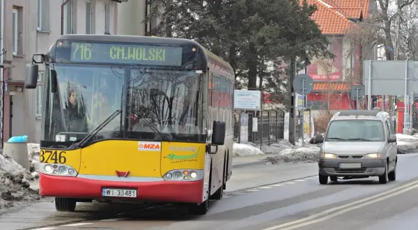 Żółto-czerwony autobus miejski linii 716 wyjeżdża z zatoki. Czy autobus wyjeżdżający z zatoki ma pierwszeństwo?