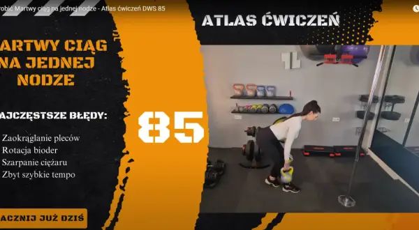 Kobieta wykonuje martwy ciąg na jednej nodze z kettlebell. Na ekranie widnieje napis "Martwy ciąg na jednej nodze" i lista błędów.