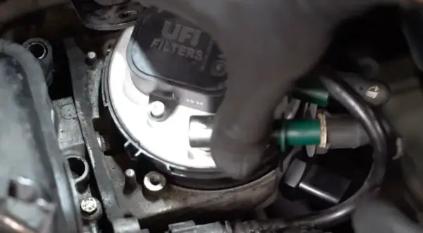 Gdzie jest filtr paliwa w Ford C-Max 1.6 benzyna - ważne informacje