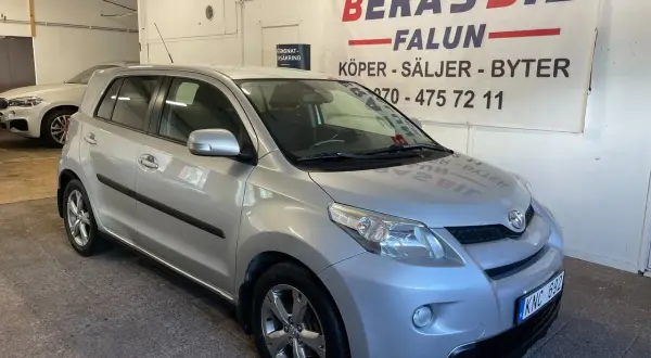 Silver Toyota Urban Cruiser, möjligen med ett mindre problem, står parkerad framför en bilfirma i Falun.