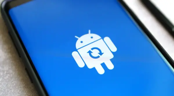Ikona robota Android z symbolem odświeżania na niebieskim tle. To znak, że czekają Cię aktualizacje systemu Android.