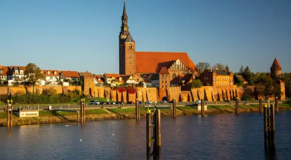Tangerhütte, miasto hanzy, co to za widok! Stare mury obronne, kościół z wieżą i domy nad rzeką.