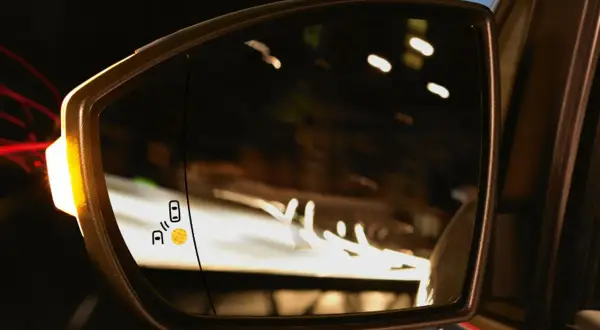 Retrovisor con alerta de punto ciego activada. ¡Siempre hay que mirar por los retrovisores para conducir seguro!