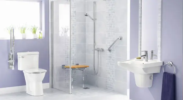Bagno disabili con doccia a filo pavimento, sedile ribaltabile, maniglioni e WC rialzato per maggiore comfort e sicurezza.