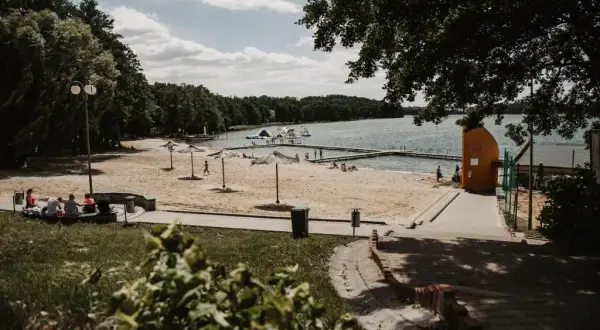 Jezioro w Sierakowie: Idealne miejsce na relaks i aktywny wypoczynek