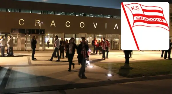 Fani przed stadionem Cracovii, najstarszego klubu piłkarskiego w Polsce.