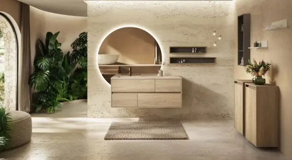 Salle de bain moderne avec plantes luxuriantes, meuble vasque en bois flottant et miroir rond lumineux. Idées pour comment décorer une salle de bain avec une touche naturelle.