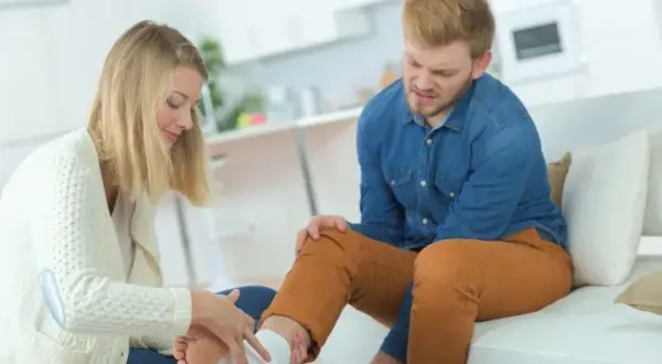 Skręcenie kostki: czy to trwały uszczerbek? Odszkodowanie ZUS/PZU