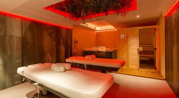 Relájate en este oasis de bienestar. Dos camillas de masaje, jacuzzi y sauna te esperan en el eden spa.