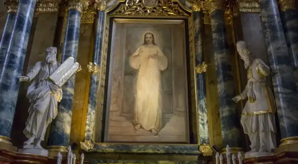 Obraz Jezusa Miłosiernego w kościele, gdzie jezuici to katolicy. Po bokach figury Mojżesza i Aarona.