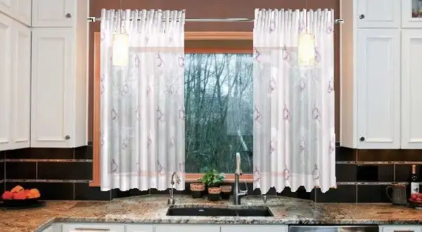 Cortinas en cocinas modernas: ¿cómo elegir estilo y durabilidad?