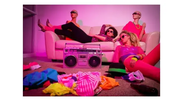 Stylizacja na imprezę PRL: neonowe kolory, legginsy, okulary przeciwsłoneczne i boombox. Jak się ubrać na taką imprezę?
