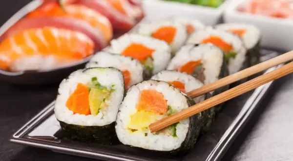 Ile kalorii ma sushi wegetariańskie? Zaskakujące wartości kaloryczne