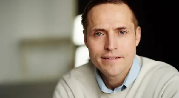En man med intensiv blick, kanske en narcissistisk personlighet, tittar rakt in i kameran.