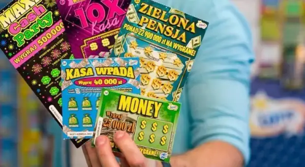 Ręka trzyma kilka zdrapek, sugerując pytanie: czy warto grać w zdrapki? Widać nazwy jak "Maxi Cash Party", "10x Kasa", "Zielona Pensja", "Kasa Wpada", "Money".