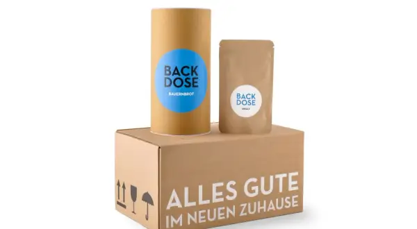 Ein Paket mit "Back Dose" Bauernbrot und Ursalz – perfekt, was man zum Richtfest mitnimmt, um das neue Zuhause zu feiern.