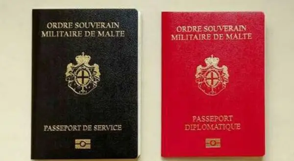Dwa paszporty: czarny z napisem "PASSEPORT DE SERVICE" i czerwony z napisem "PASSEPORT DIPLOMATIQUE". Oba mają godło Zakonu Maltańskiego.