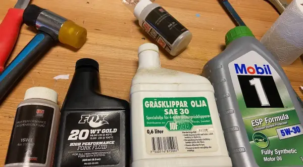 Verktyg och oljor för att fylla på glykol och underhålla fordon. Oljor för gräsklippare och motorcykel.