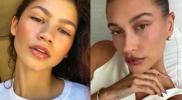 Två kvinnor med naturlig makeup, en med glansiga läppar och en med mjuk rodnad. Deras utseende utstrålar en ren och fräsch stil.