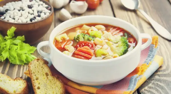 Przesolona zupa? Szybkie sposoby na ratunek i zapobieganie