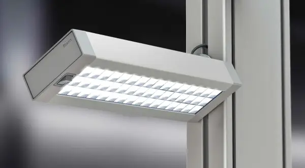 Nowoczesna lampa LED zapewnia optymalne natężenie oświetlenia na stanowisku pracy, poprawiając komfort i efektywność.
