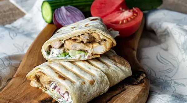Jak zrobić kebab w tortilli? Sekrety smaku i idealne zwijanie!