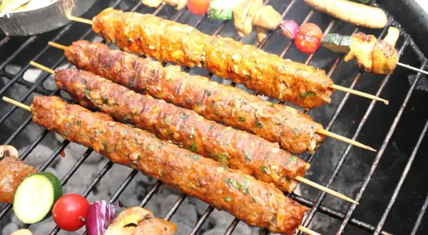 Szaszłyki z mielonego mięsa grillowane z warzywami.