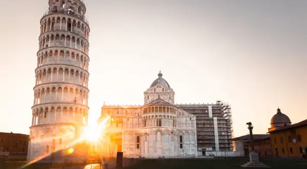 La Torre di Pisa, con il Duomo sullo sfondo, illuminata dal sole al tramonto. Un'emozione unica da vivere, un sogno da realizzare: visitare la Torre di Pisa.