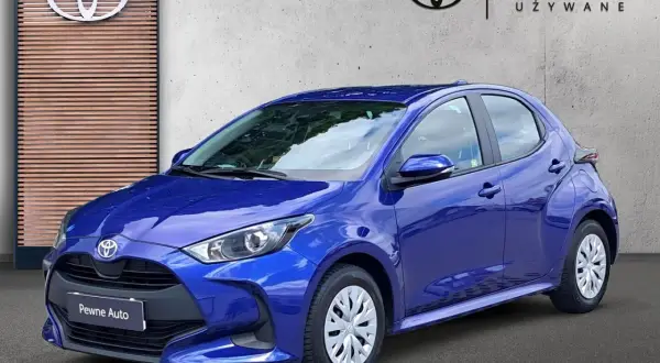Niebieska Toyota Yaris przed salonem Walder Używane. Zastanawiasz się, ile kosztuje wymiana łożyska w Toyocie Yaris?