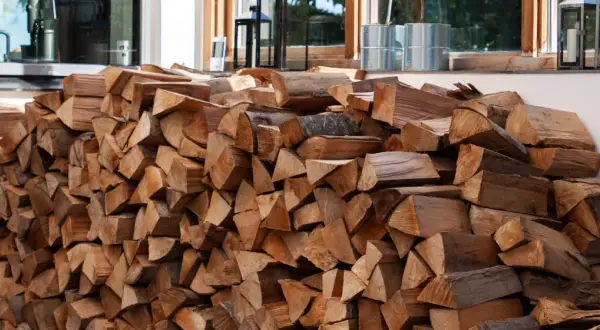 Ein großer Stapel gespaltenes Brennholz, bereit, um eine Holzmiete zu bauen.