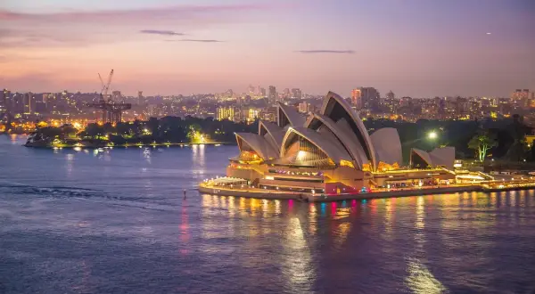 Zachód słońca nad Operą w Sydney. Zastanawiasz się, ile trwa lot do Australii, by zobaczyć to cudo?