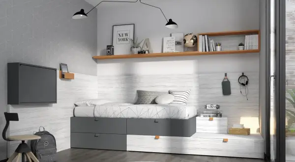 Habitación adolescente chico con cama, escritorio, estanterías y decoración moderna.