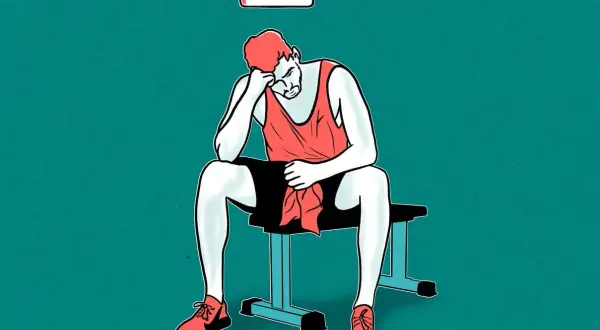 Erschöpfter Mann sitzt auf einer Bank, Akku fast leer. Mögliche zu viel Protein Symptome?