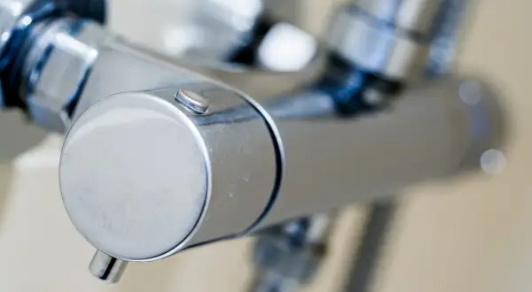 Chromowana bateria termostatyczna, która zapewnia stałą temperaturę wody.