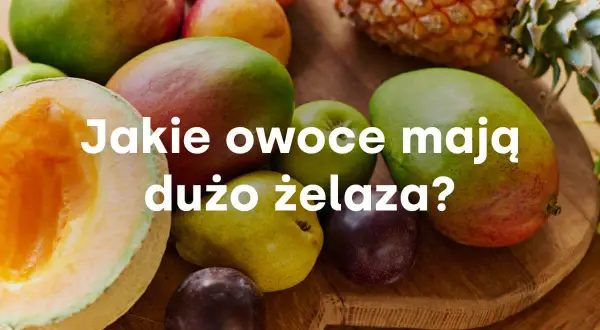 Różnorodne owoce, w tym mango, gruszki i śliwki, które są owocami bogatymi w żelazo.