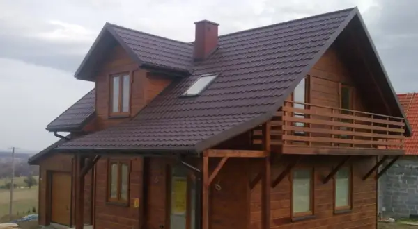 Drewniany dom pod klucz, gotowy do zamieszkania. Piękna, brązowa dachówka i przestronny balkon.