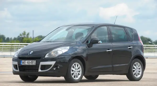 Czarny Renault Scenic 3, gotowy do wymiany żarówki H7.