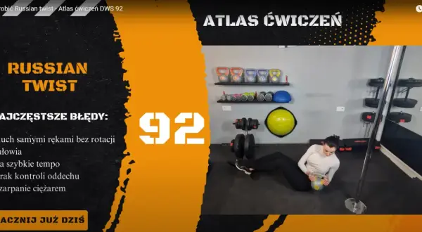 Kobieta wykonuje Russian twist z odważnikiem. Na ekranie widnieje napis "Russian Twist" i numer 92.