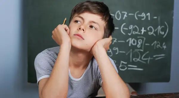 Czy szkoła w chmurze to dobry wybór? Zalety i wady edukacji online