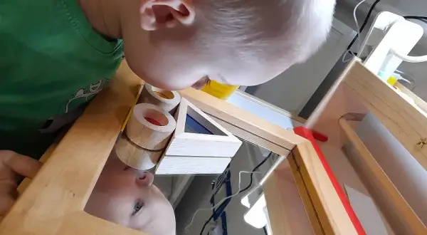 Dlaczego dziecko nie powinno patrzeć w lustro? Odkryj mity i zagrożenia