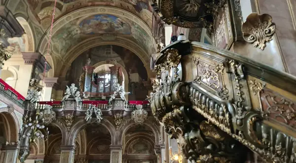Prunkvolle Kanzel in einer der Kirchen Breslaus, mit Blick auf die Orgel und Deckenmalereien.