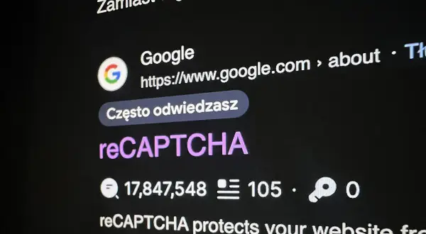 Szukasz informacji: recaptcha co to? Widzisz wyniki wyszukiwania Google, w tym link do strony o reCAPTCHA, która chroni strony przed botami.