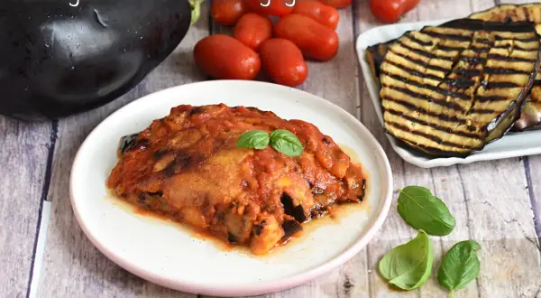 Parmigiana di melanzane grigliate, una ricetta leggera e gustosa. Melanzane grigliate, pomodoro e basilico compongono questo piatto.