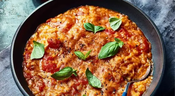 En skål med pappa al pomodoro, en mustig tomatgryta med basilika och svartpeppar.