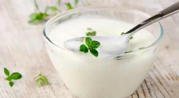 Czy jogurt grecki tuczy? Poznaj prawdę o jego kaloriach i diecie