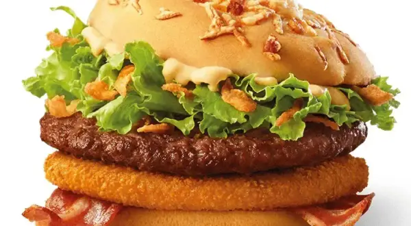 Burger McRoyal z bekonem, sałatą, cebulką i sosem.