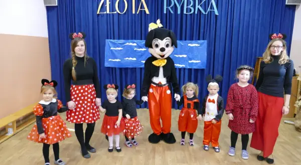 Dzień postaci z bajek pomysły: dzieci i panie w strojach Myszki Miki i Minnie, w tle napis "Złota Rybka".